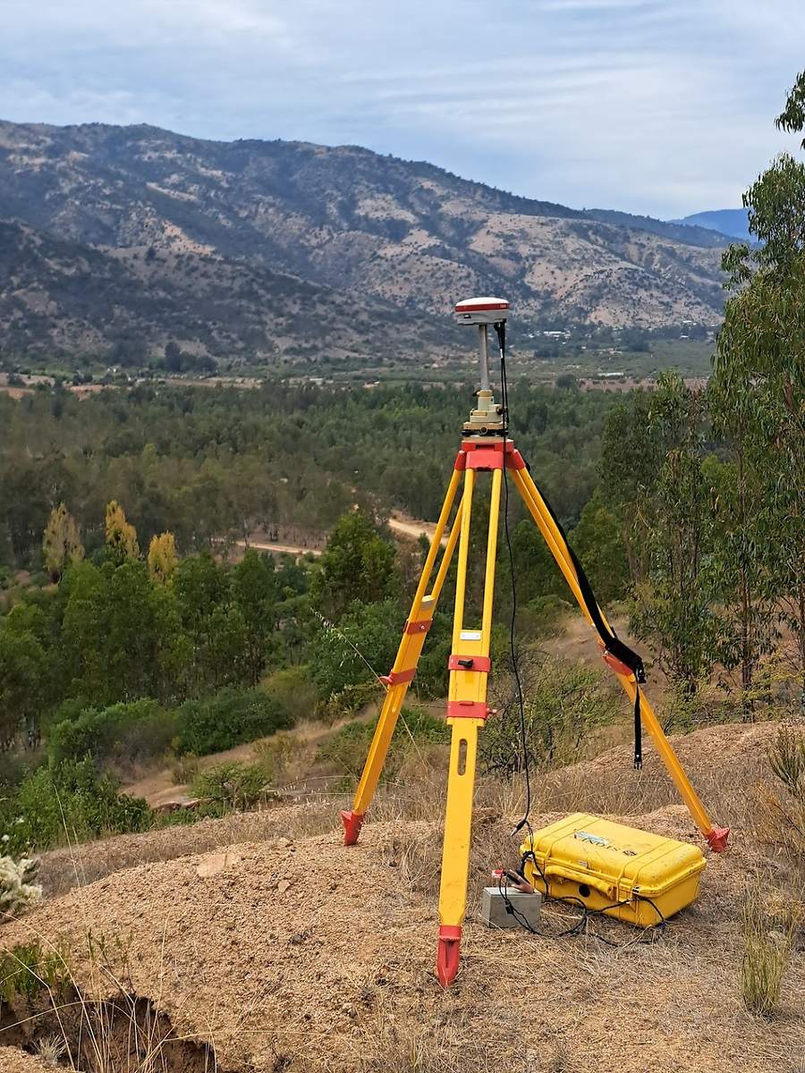 Receptor GNSS RTK instalado en terreno