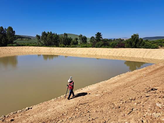 Control topográfico de un tranque de acumulación de agua