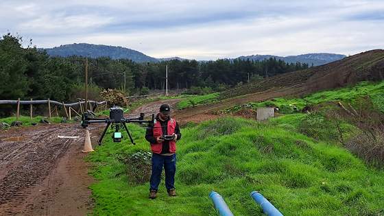 Dron y operador en un camino rural durante la captura de datos