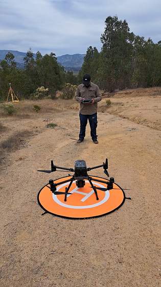 Dron listo para despegar desde la plataforma de aterrizaje