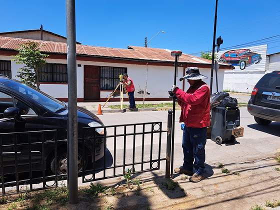 Equipo de topografía preparando instrumentos en terreno