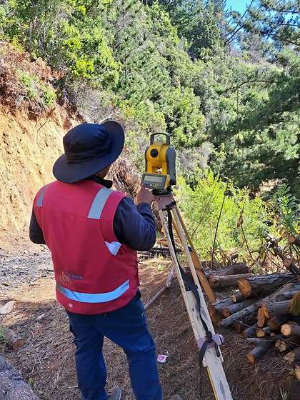 Topógrafo operando una estación total