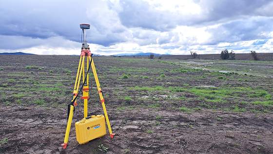 Estación total instalada en campo abierto