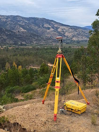 Receptor GNSS RTK instalado en terreno para apoyo geodésico