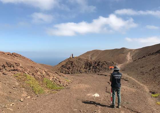 Trabajo topográfico en sector de cerros